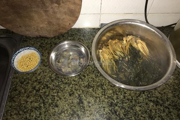蚝䜴菜干筒骨汤的做法图解2
