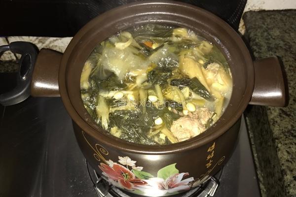 蚝䜴菜干筒骨汤的做法图解6