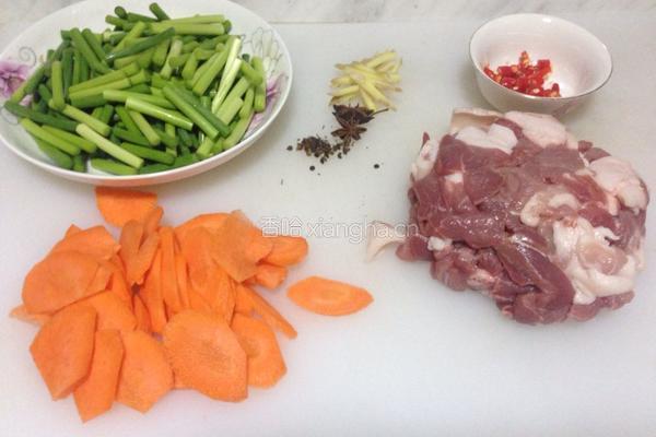 五花肉炒蒜薹的做法图解2