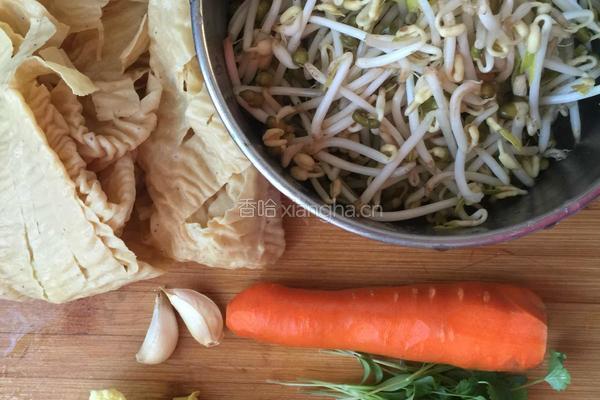 白菜豆芽豆皮拌胡萝卜的做法图解1
