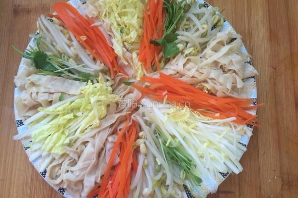 白菜豆芽豆皮拌胡萝卜的做法图解9