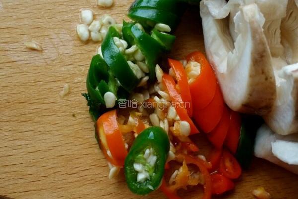 青椒巴西菇的做法图解2