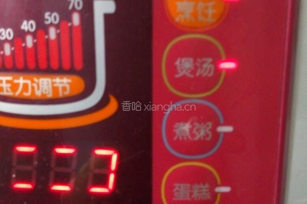 冰糖莲子银耳汤的做法图解3