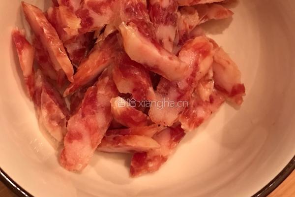 蒜苔炒腊肠的做法图解2