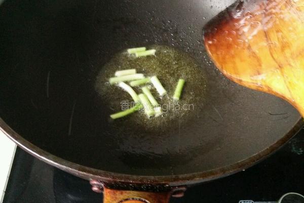 腊肠炒炸豆腐的做法图解4