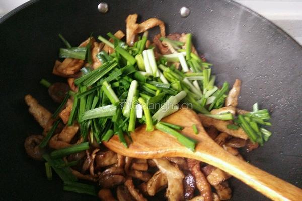 腊肠炒炸豆腐的做法图解7