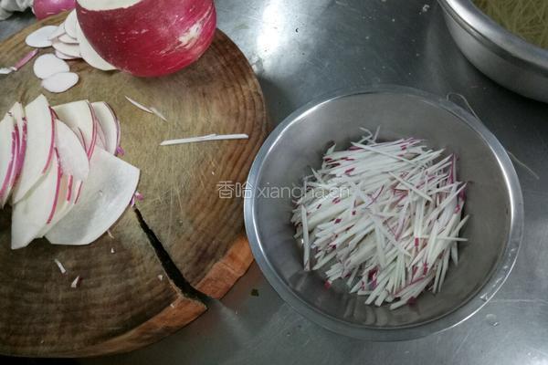 萝卜丝粉条炖豆腐的做法图解1