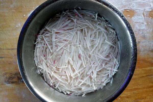 萝卜丝粉条炖豆腐的做法图解2