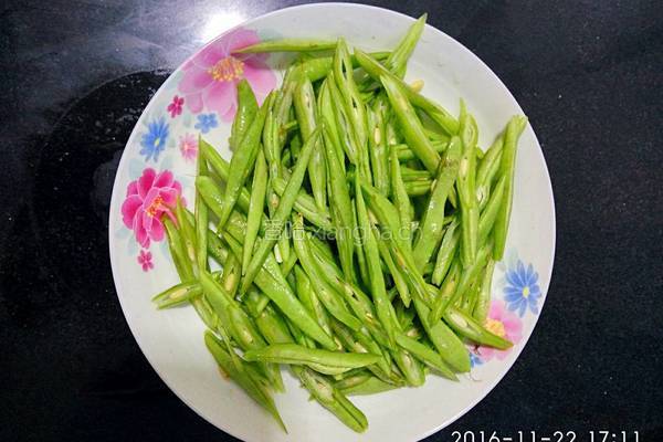 干炸豆角的做法图解2