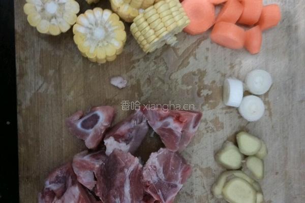 排骨玉米汤的做法图解1