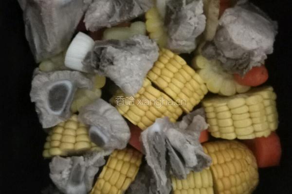 排骨玉米汤的做法图解3