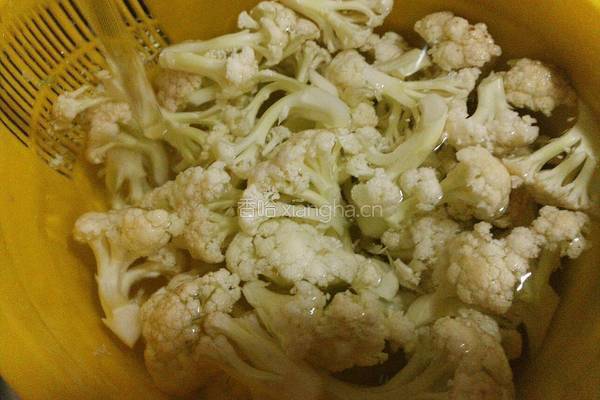 菜花炒肉的做法图解1