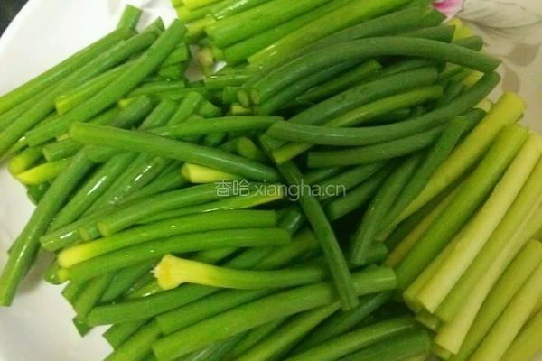 蒜苔炒咸肉的做法图解1