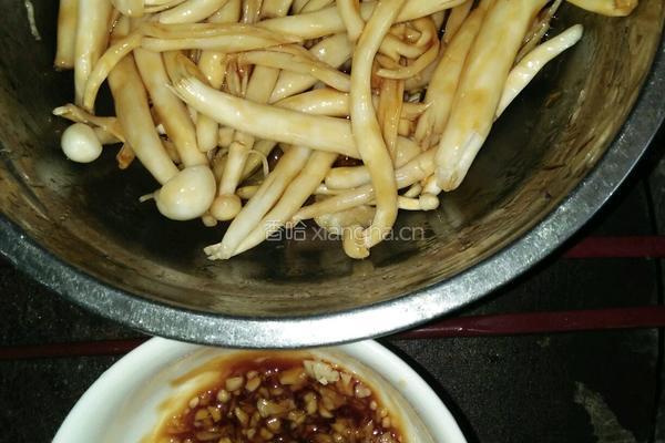 海鲜菇蒸排骨的做法图解3