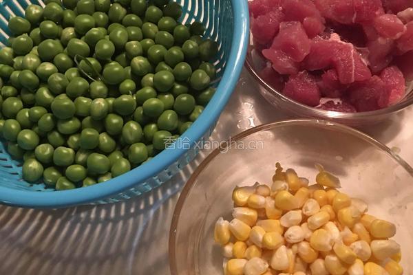 豌豆玉米炒肉丁的做法图解2