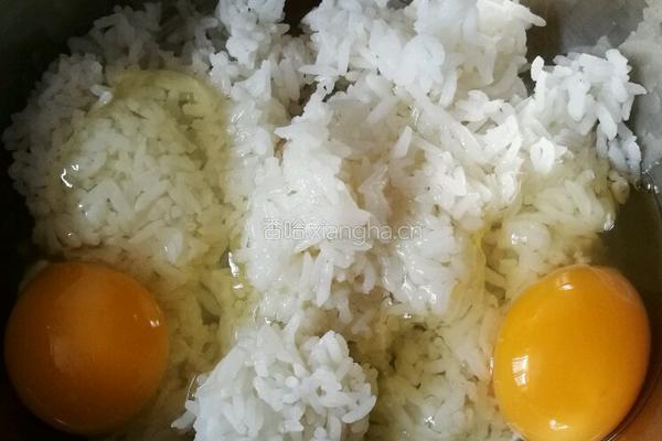 咖喱牛肉蛋炒饭的做法图解1