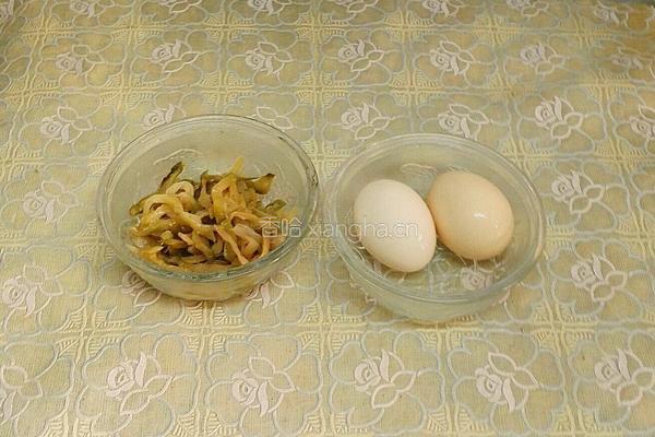 榨菜煎鸡蛋的做法图解1