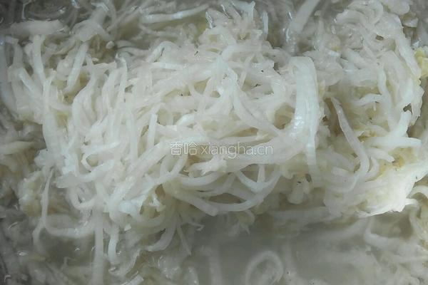排骨炖酸菜的做法图解2