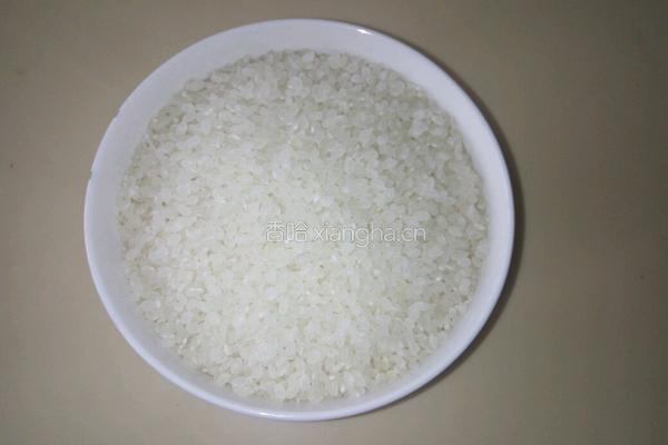 胡萝卜腊肠焖饭的做法图解1