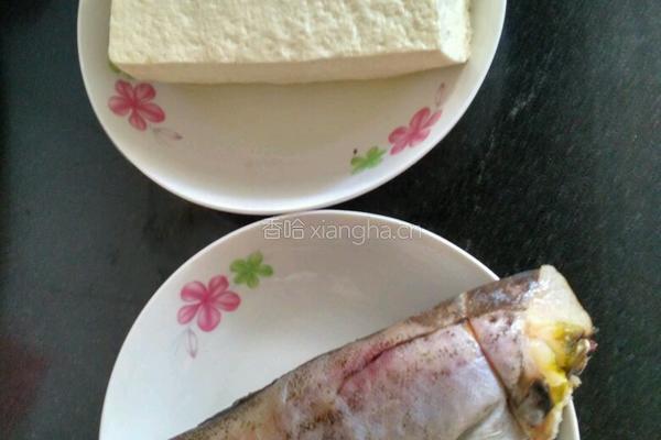 鳕鱼炖豆腐的做法图解1