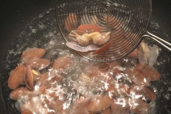 紫苏爆炒花甲的做法图解1