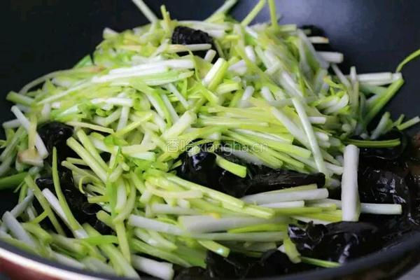 蒜黄鸡蛋炒黑木耳的做法图解5