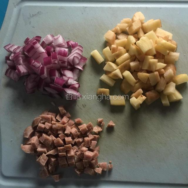 土豆洗净去皮切成小块，洋葱洗净去皮切成小块，香肠切丁