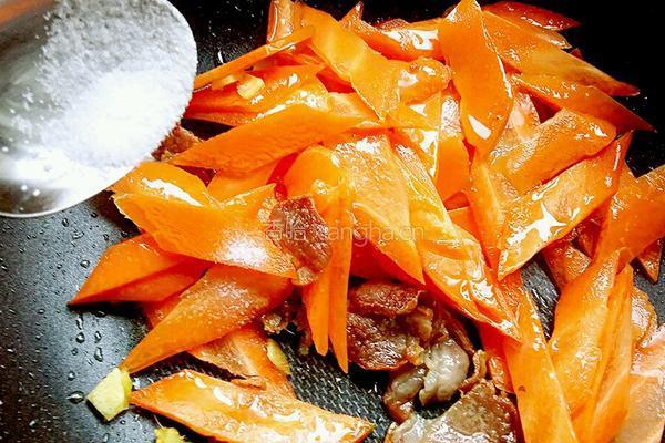 胡萝卜炒腊肉的做法图解8