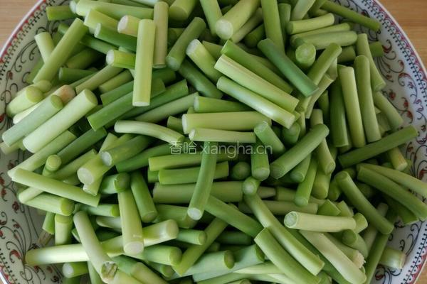 蒜苔炒肉丝的做法图解1