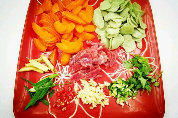 胡萝卜豆饼炒肉的做法图解1