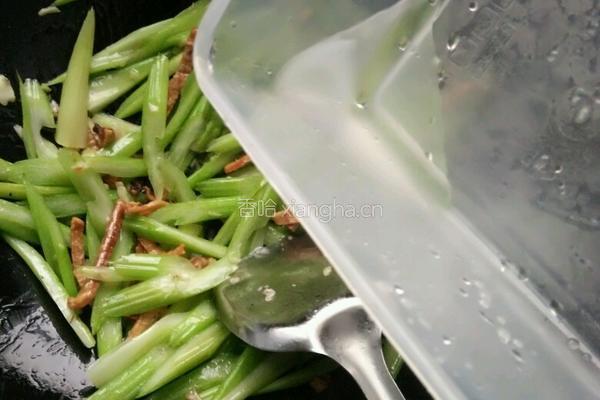 西芹炒鱿鱼干的做法图解5