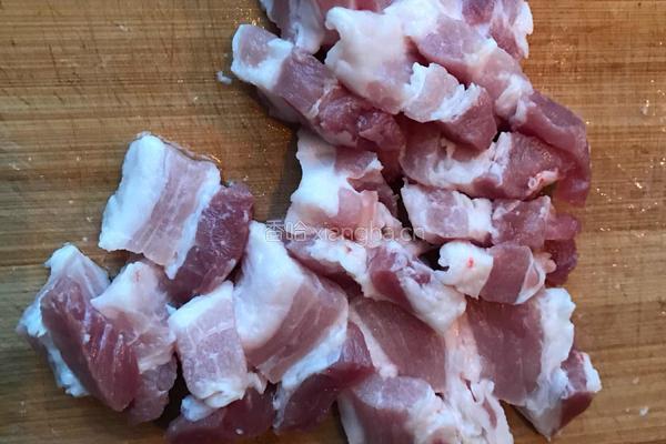 白菜猪肉炖粉条的做法图解1