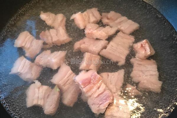 白菜猪肉炖粉条的做法图解2