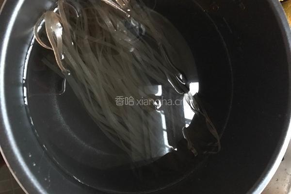 白菜猪肉炖粉条的做法图解4