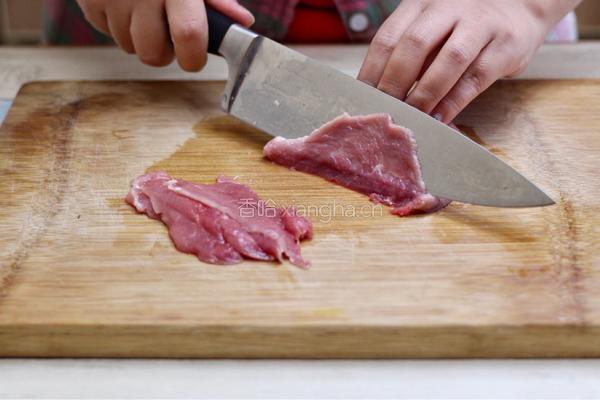 酸菜肉片的做法图解2