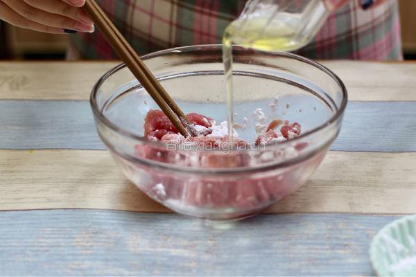 酸菜肉片的做法图解3