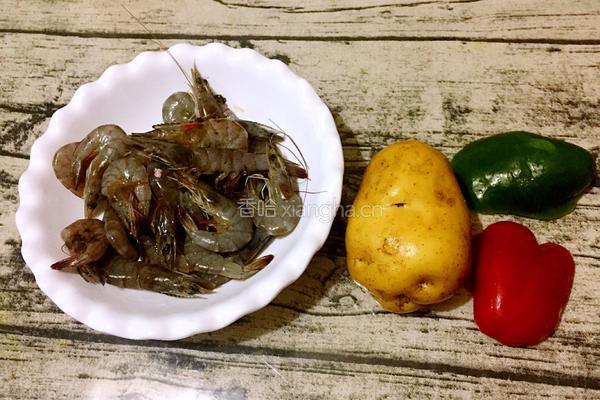 土豆鲜虾饼的做法图解1