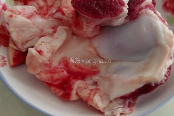 清炖牛膝骨的做法图解1