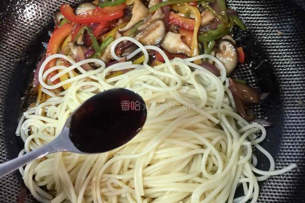 中式火腿蔬菜炒意面的做法图解10