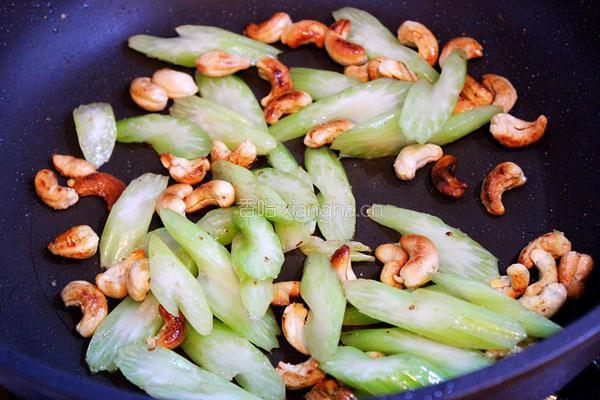 西芹炒腰果的做法图解4