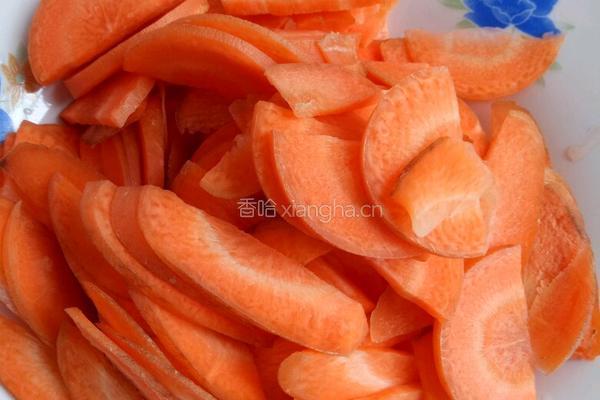 胡萝卜五花肉的做法图解2