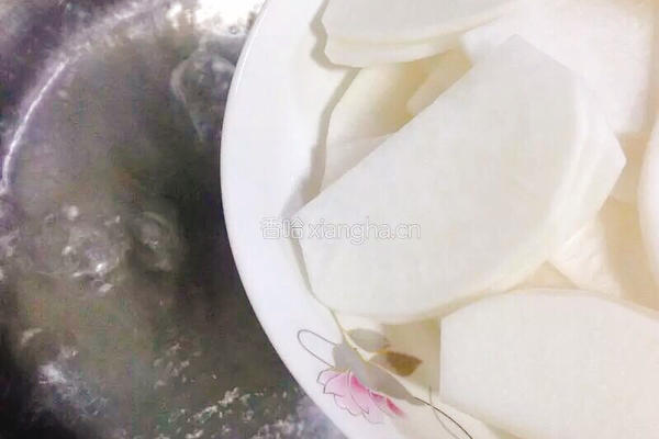 萝卜肉片汤的做法图解1