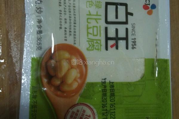 鸡爪白菜蘑菇豆腐汤的做法图解1