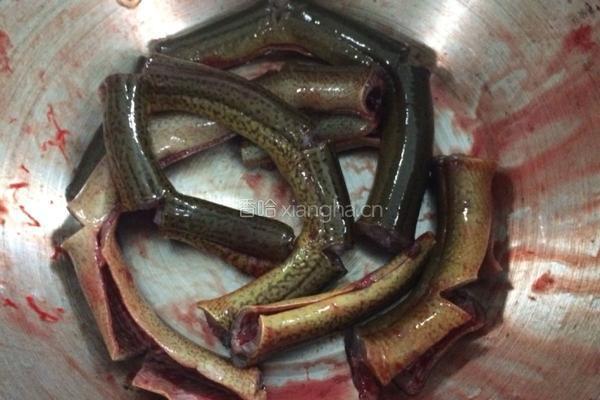猪血烧鳝鱼的做法图解1