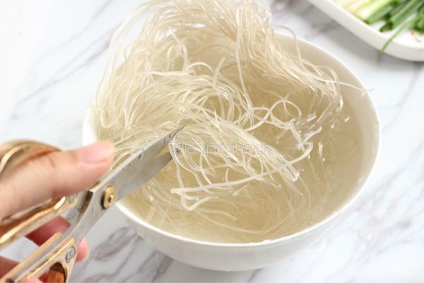 鲜虾白菜粉丝煲的做法图解3