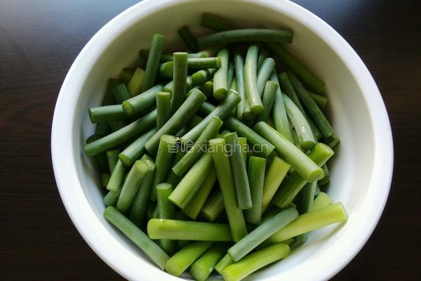 炫彩腊肉炒蒜薹的做法图解2