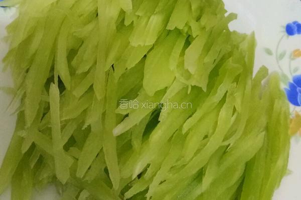 清炒莴笋丝的做法图解1