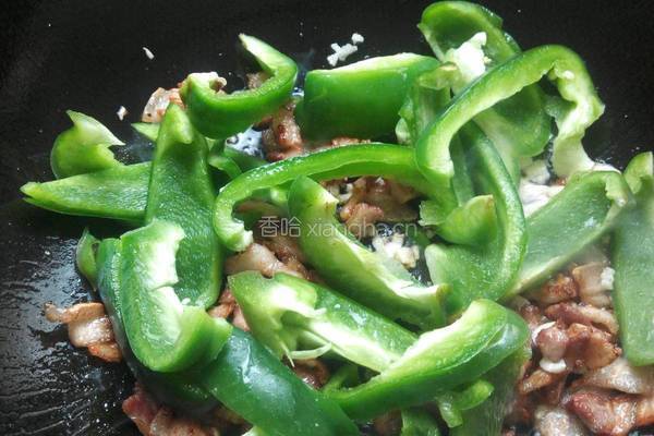 五花肉炒菜椒的做法图解2