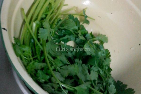 胡萝卜拌香菜的做法图解2