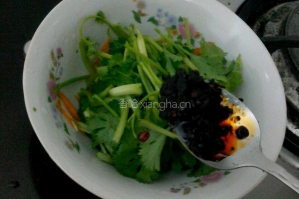 胡萝卜拌香菜的做法图解4